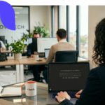Femme dans une entreprise en train de consulter Claude.ai sur son ordinateur portable