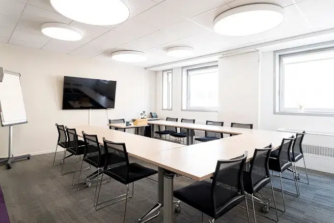 Salle de formation de groupe avec grand écran à Lyon